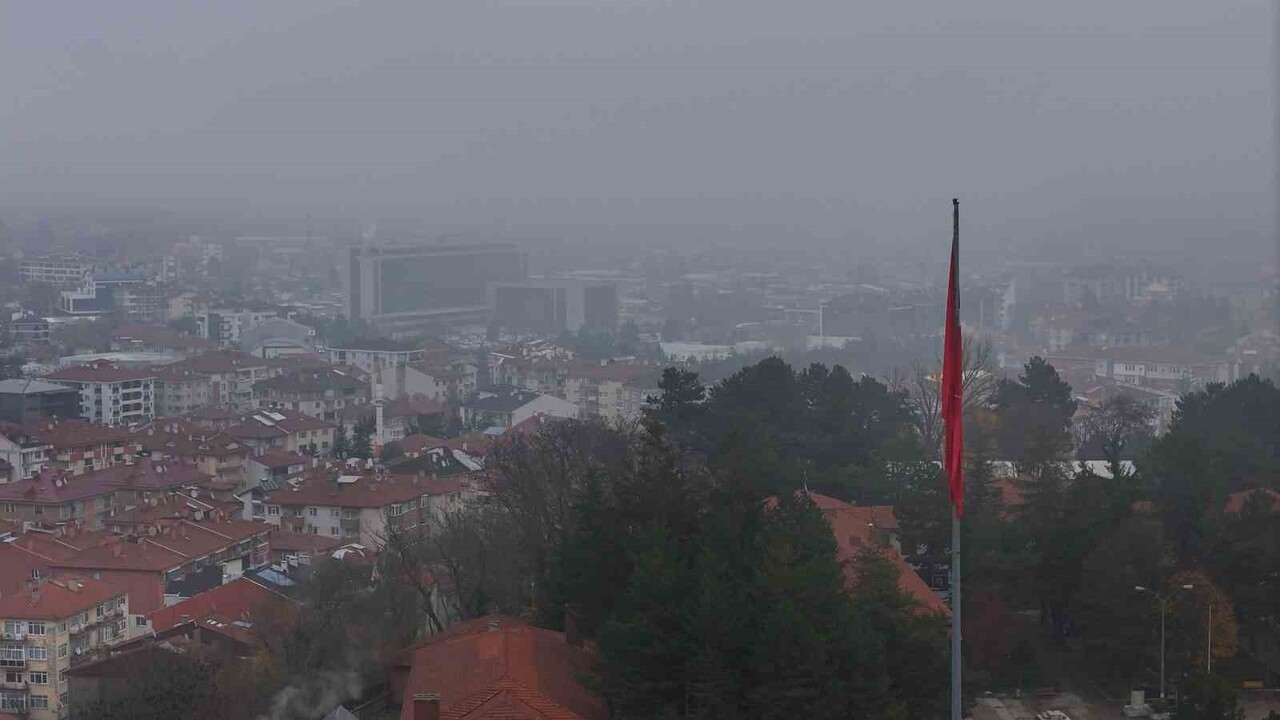 BOLU’DA SABAH SAATLERİNDE ŞEHİR MERKEZİNDE ETKİLİ OLAN SİS SEBEBİYLE GÖRÜŞ MESAFESİ DÜŞTÜ. HAVADAN...