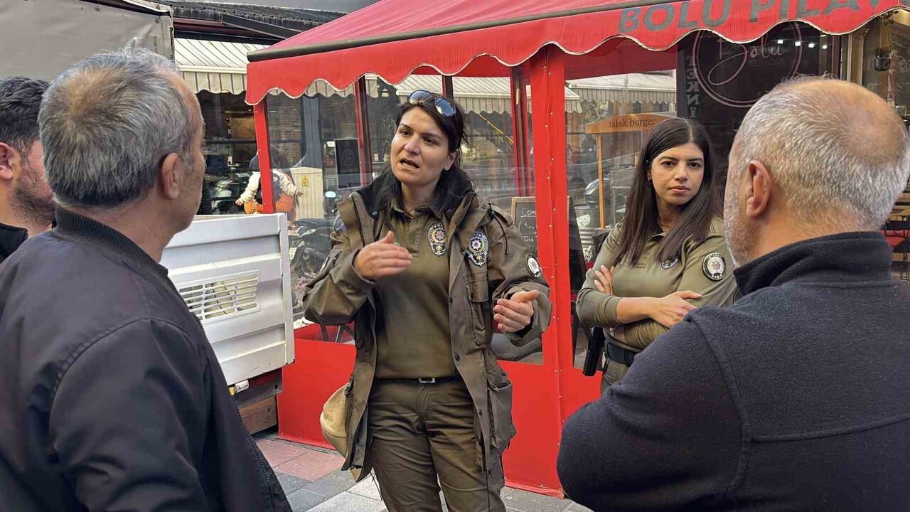 BOLU’DA SOKAĞIN MASKOTU HALİNE GELEN, ESNAFLARIN VE VATANDAŞLARIN BESLEDİĞİ ‘WAFFLE’ İSİMLİ KÖPEK...