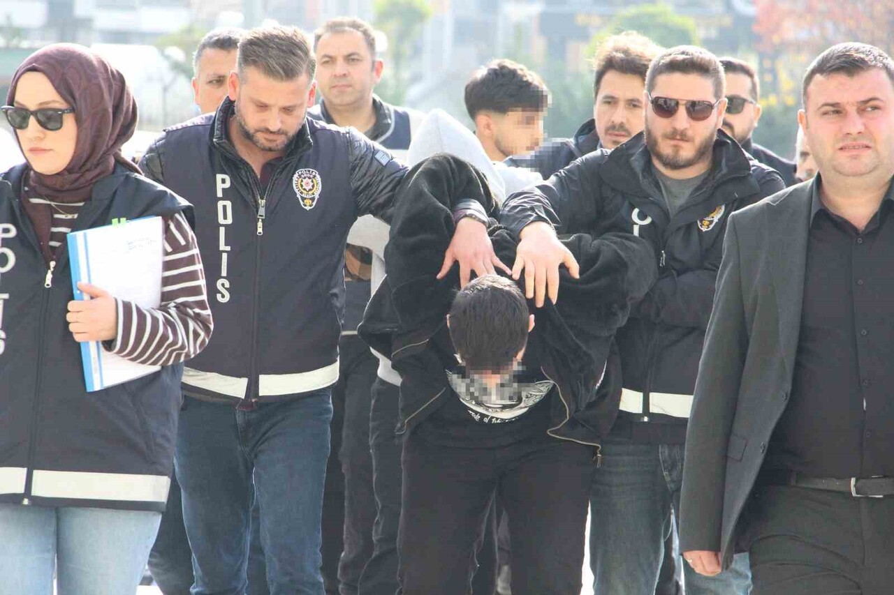 BOLU’DA, VATANDAŞI "ADINIZ TERÖR ÖRGÜTÜNE KARIŞTI" DENİLEREK 140 BİN DOLAR ALARAK DOLANDIRAN 3’Ü...