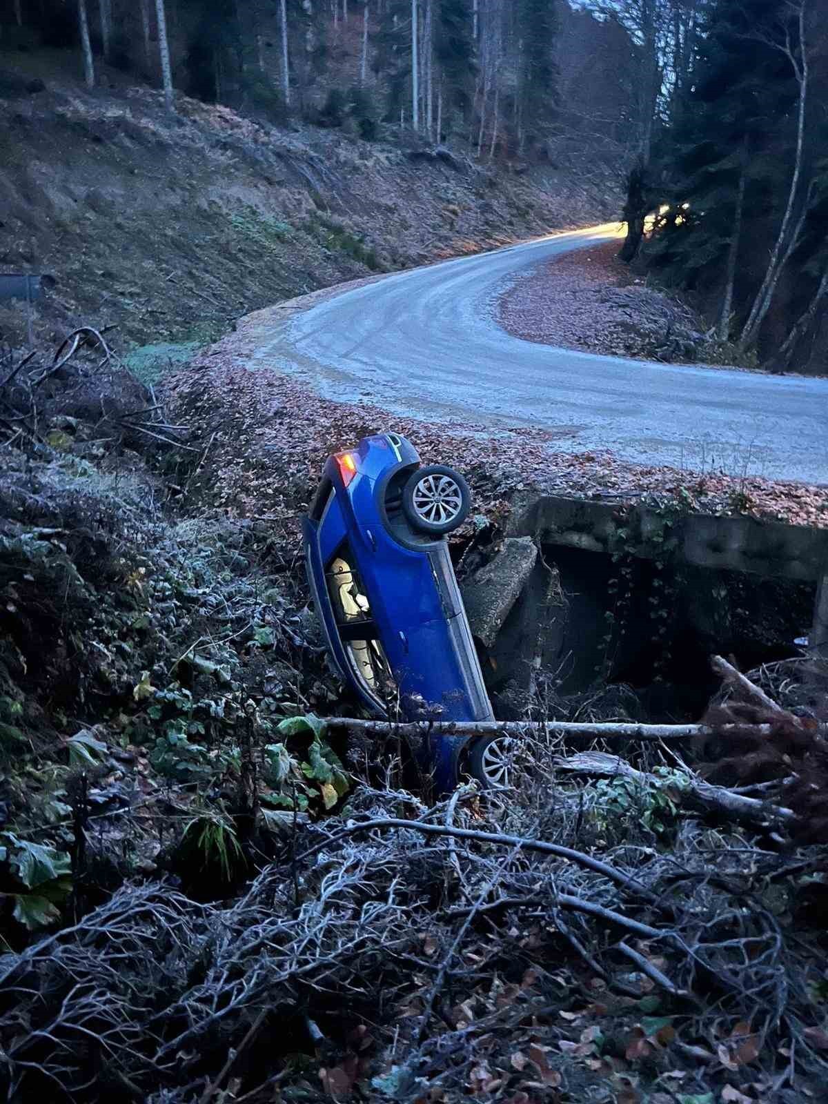 BOLU’DA YEDİGÖLLER MİLLİ PARKI YOLUNDA KONTROLDEN ÇIKAN BİR OTOMOBİL, ŞARAMPOLE...