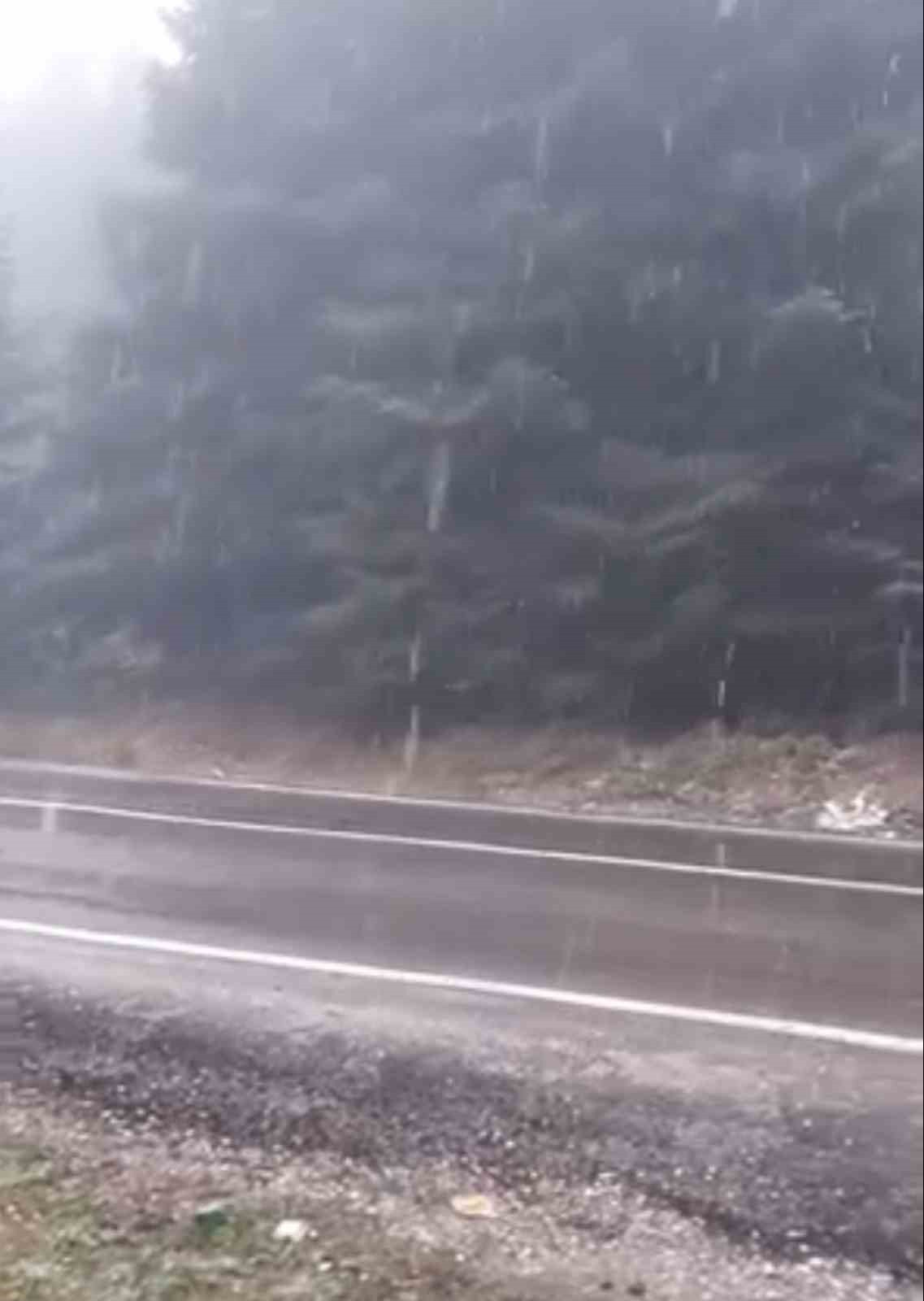 BOLU’NUN YÜKSEKLERİNDE SABAH SAATLERİNDEN İTİBAREN ARALIKLARLA KAR YAĞIŞI ETKİLİ OLDU