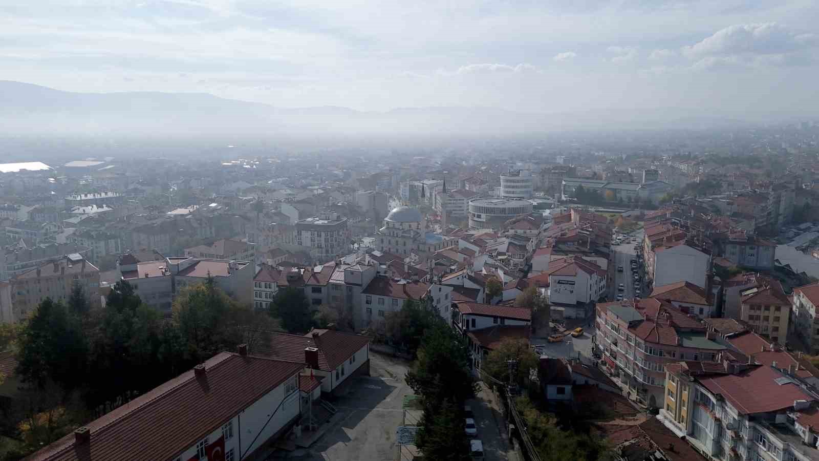 BOLU ŞEHİR MERKEZİ SABAH SAATLERİNDE YOĞUN SİSİN ETKİSİ ALTINA GİRDİ. KENTİN ÜZERİNİ KAPLAYAN...