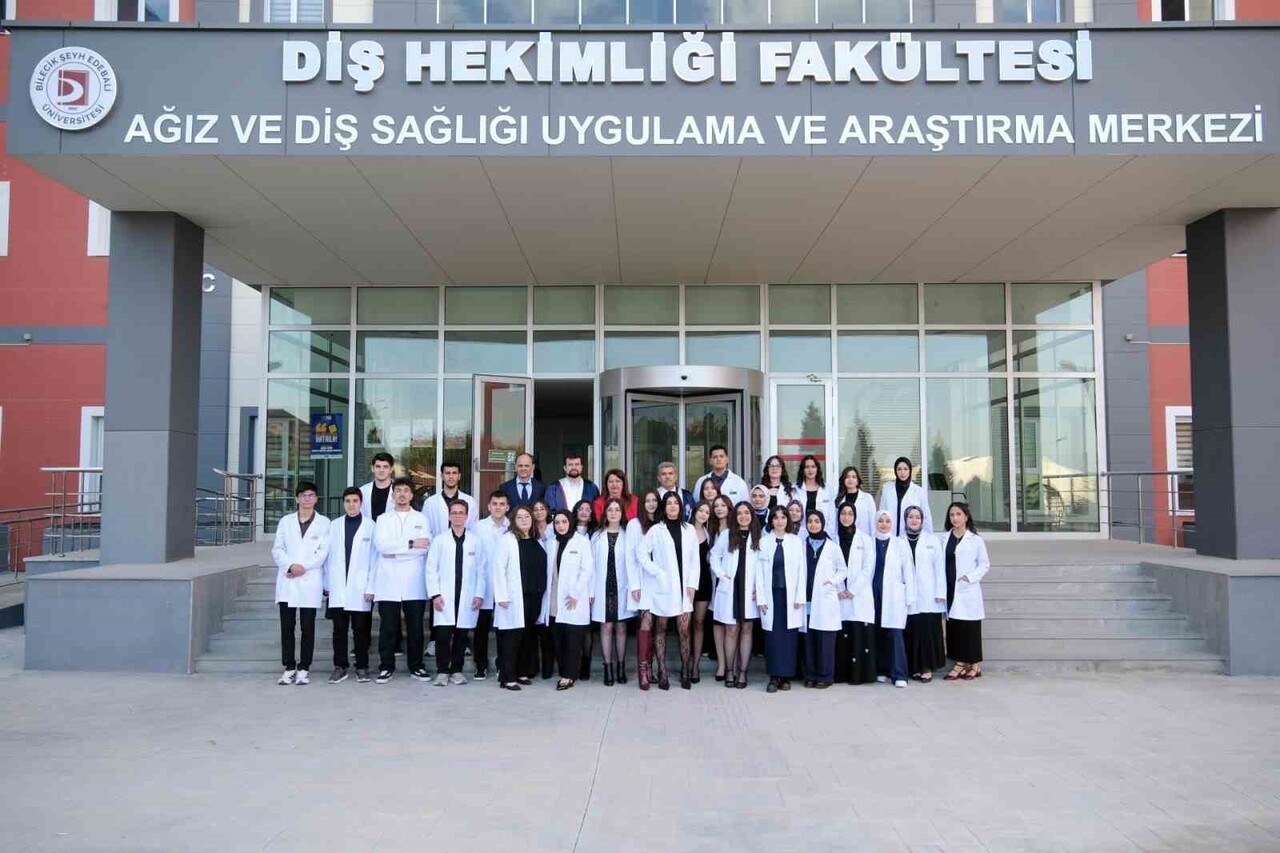 BŞEÜ’DE DİŞ HEKİMLİĞİ ÖĞRENCİLERİ İÇİN BEYAZ ÖNLÜK TÖRENİ DÜZENLENDİ