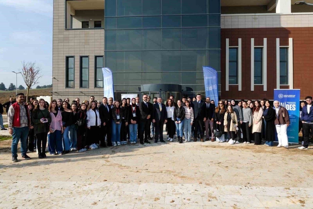 BŞEÜ’DE KAMPÜSE YENİ FİDANLAR DİKİLDİ