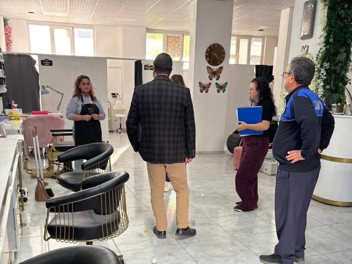 BUHARKENT’TE ZABITA VE SAĞLIK EKİPLERİ, GÜZELLİK SALONLARINDA HEM BİLGİLENDİRME HEM DE MEVZUATA...