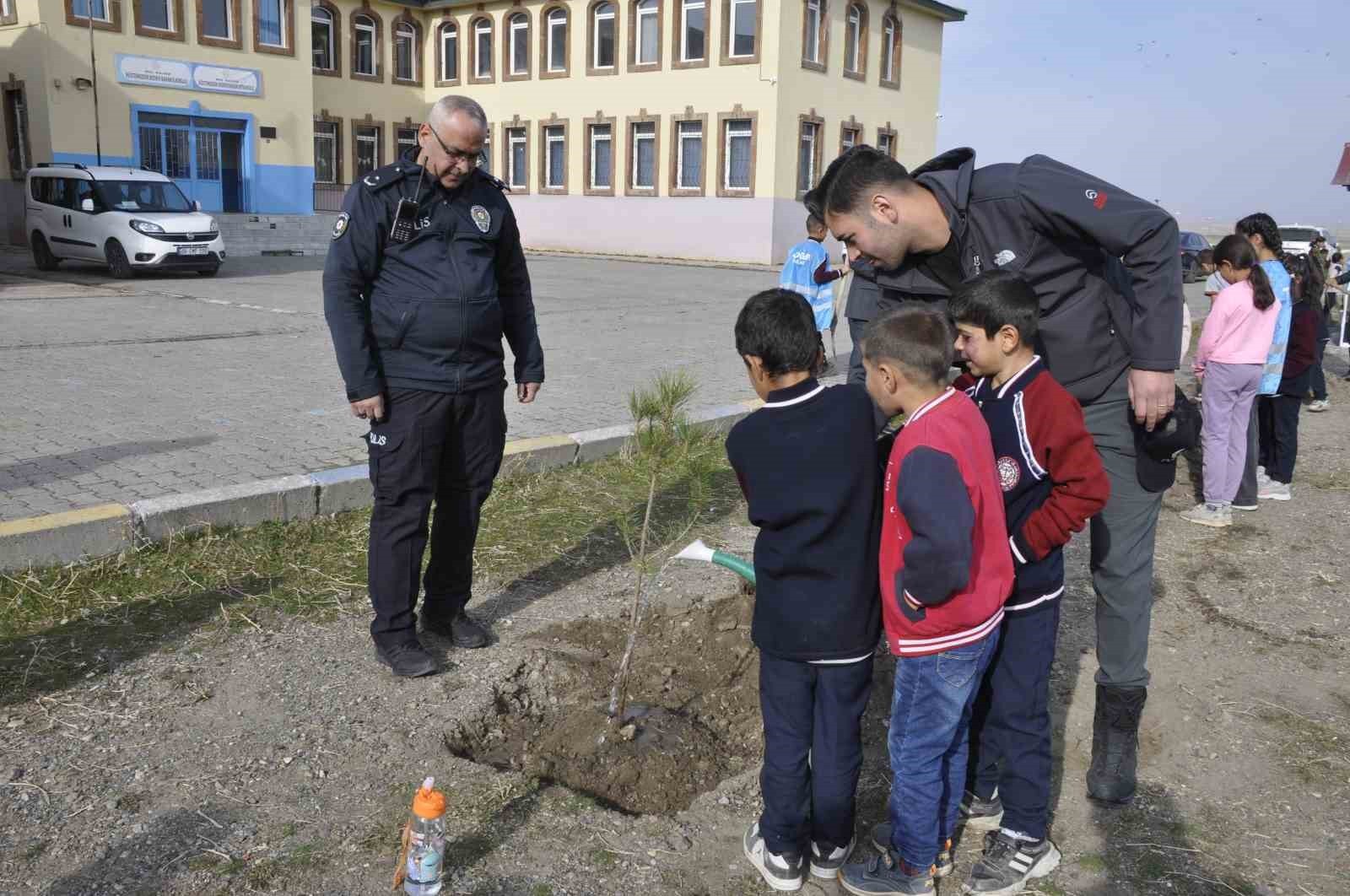 BULANIK'TA FİDAN DİKİMİ