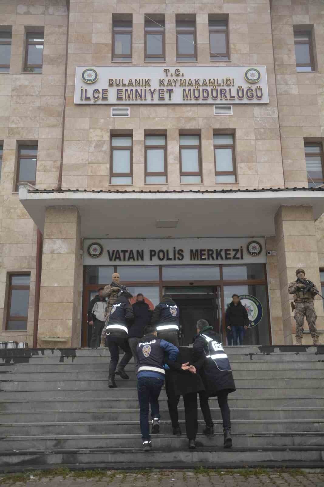 BULANIK’TA İKİ AİLE ARASINDA OKULDA BAŞLAYAN HUSUMETİN BÜYÜMESİYLE ÇIKAN SİLAHLI KAVGADA 1 KİŞİ...