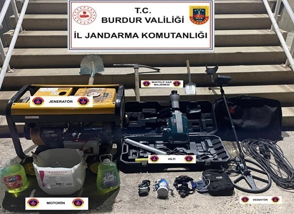 BURDUR'DA JANDARMA EKİPLERİ TARAFINDAN KAÇAKÇILIKLA MÜCADELE ÇERÇEVESİNDE GERÇEKLEŞTİRİLEN...