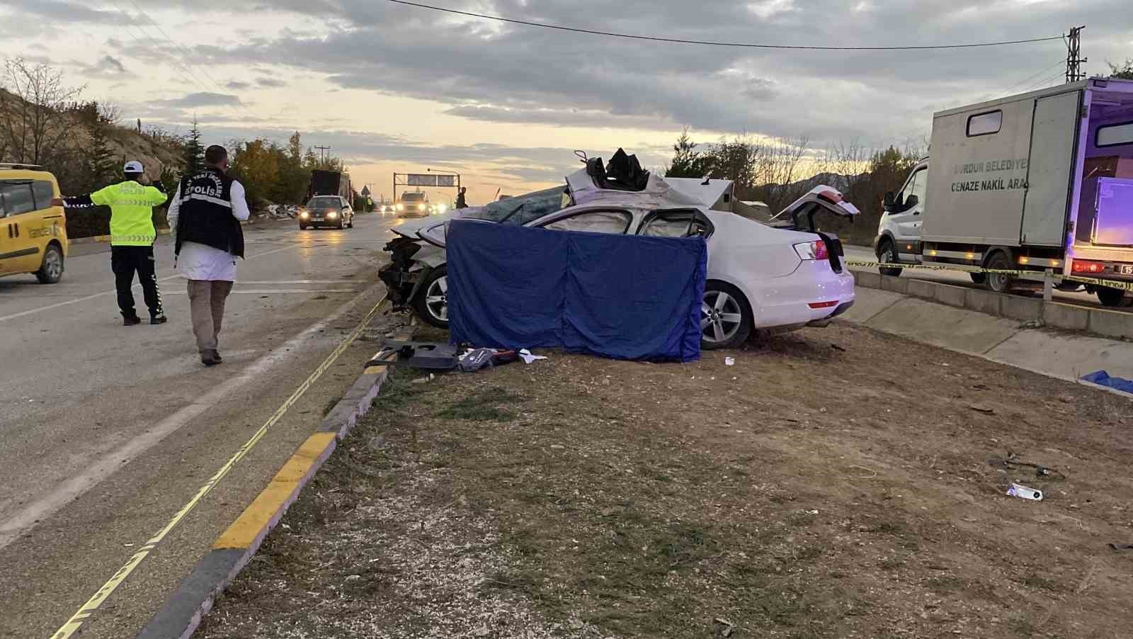 BURDUR'DA KAVŞAĞA AŞIRI HIZLI GİREREK OTOMOBİL SÜRÜCÜSÜNÜ ÖLÜMÜNE NEDEN OLAN TIR SÜRÜCÜSÜ...