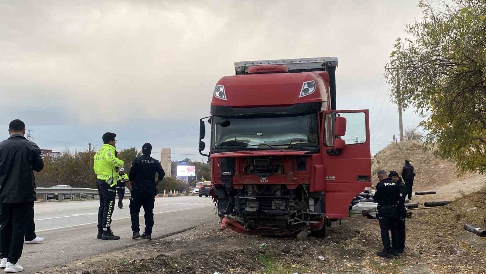 BURDUR'DA KAVŞAĞA AŞIRI HIZLI GİREREK OTOMOBİL SÜRÜCÜSÜNÜ ÖLÜMÜNE NEDEN OLAN TIR SÜRÜCÜSÜ...
