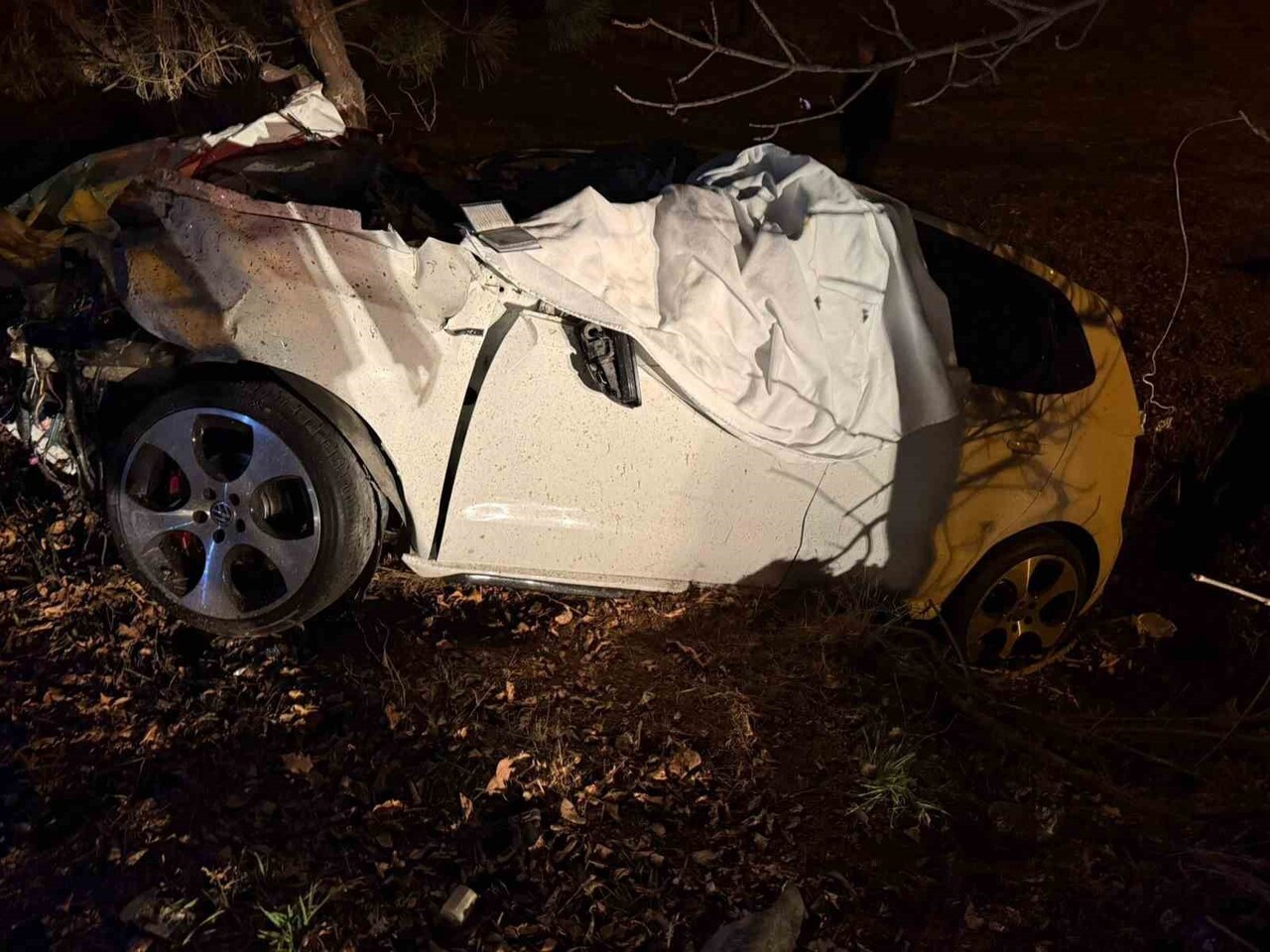 BURDUR'DA OTOMOBİL İLE KAMYONETİN KAVŞAKTA ÇARPIŞMASI SONUCU 1 KİŞİ HAYATINI KAYBETTİ.