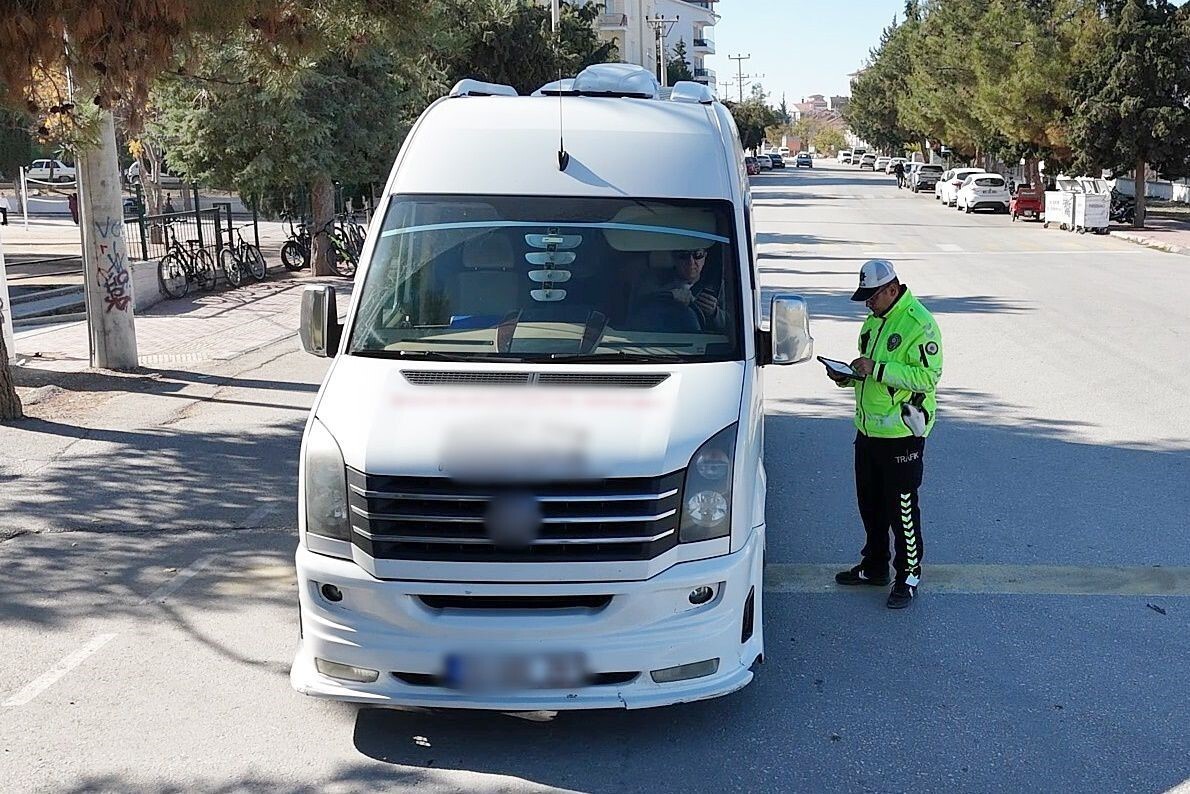 BURDUR'DA POLİS EKİPLERİ TARAFINDAN SERVİS ARAÇLARINA YÖNELİK GERÇEKLEŞTİRİLEN UYGULAMADA TRAFİK...