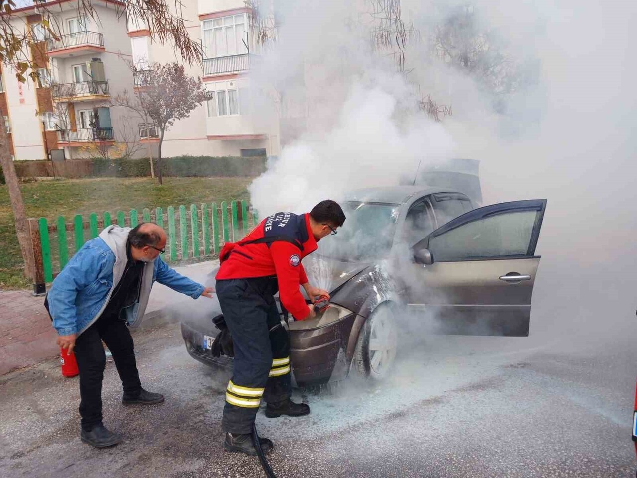 BURDUR'DA SEYİR HALİNDEYKEN YANMAYA BAŞLAYAN OTOMOBİL İTFAİYE EKİPLERİ TARAFINDAN BÜYÜMEDEN...