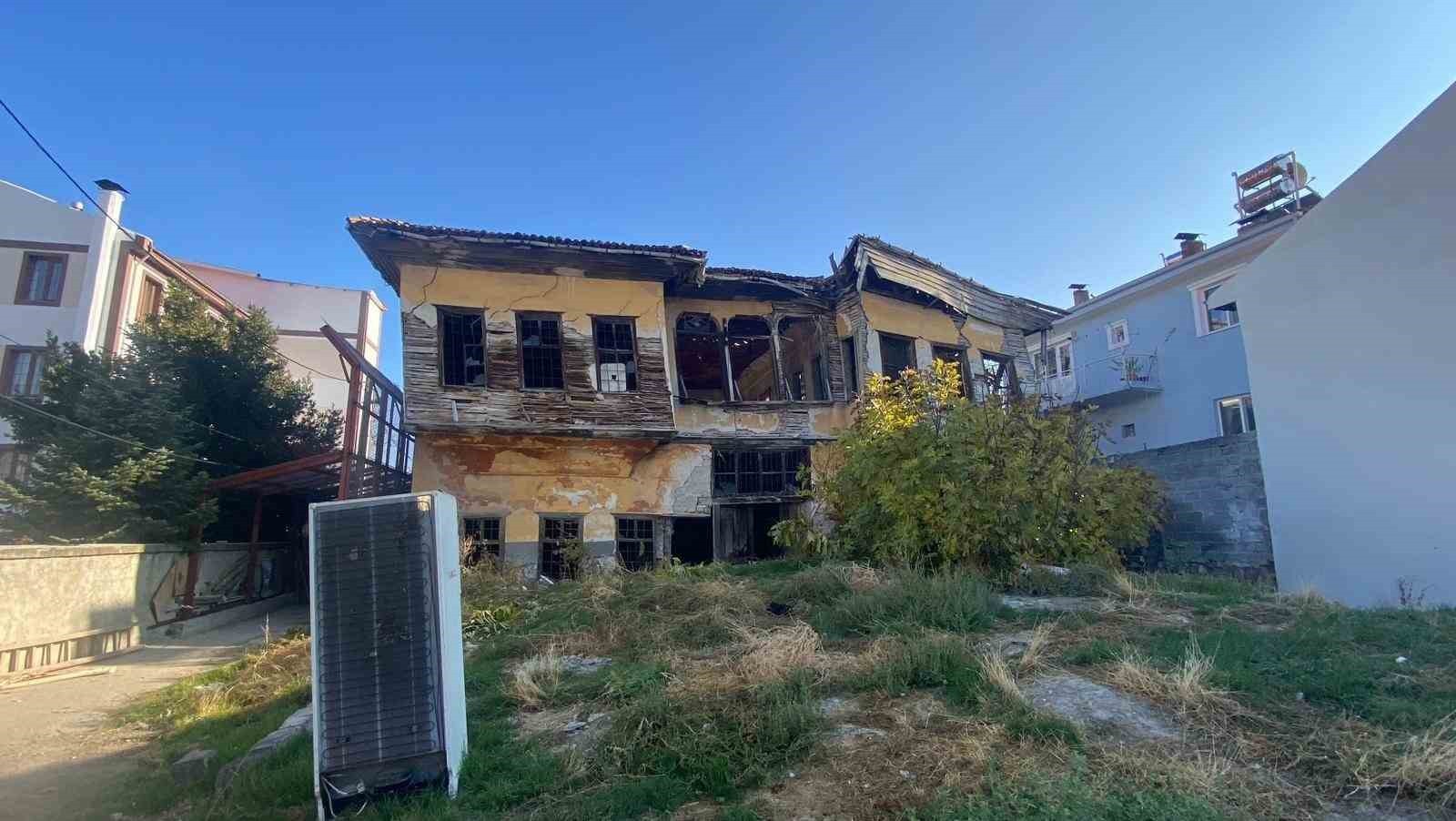 BURDUR'DA UZUN SÜREDİR TARTIŞMA KONUSU OLAN VE DÜN YIKIMINA BAŞLANDIKTAN SONRA BİNANIN YANINDAKİ...