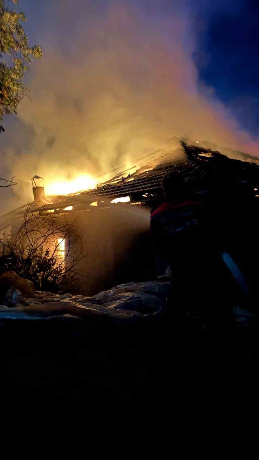 BURDUR'UN BUCAK İLÇESİNDE EVDE ÇIKAN YANGIN EKİPLERİN YOĞUN ÇABASI SONRASINDA KONTROL ALTINA...