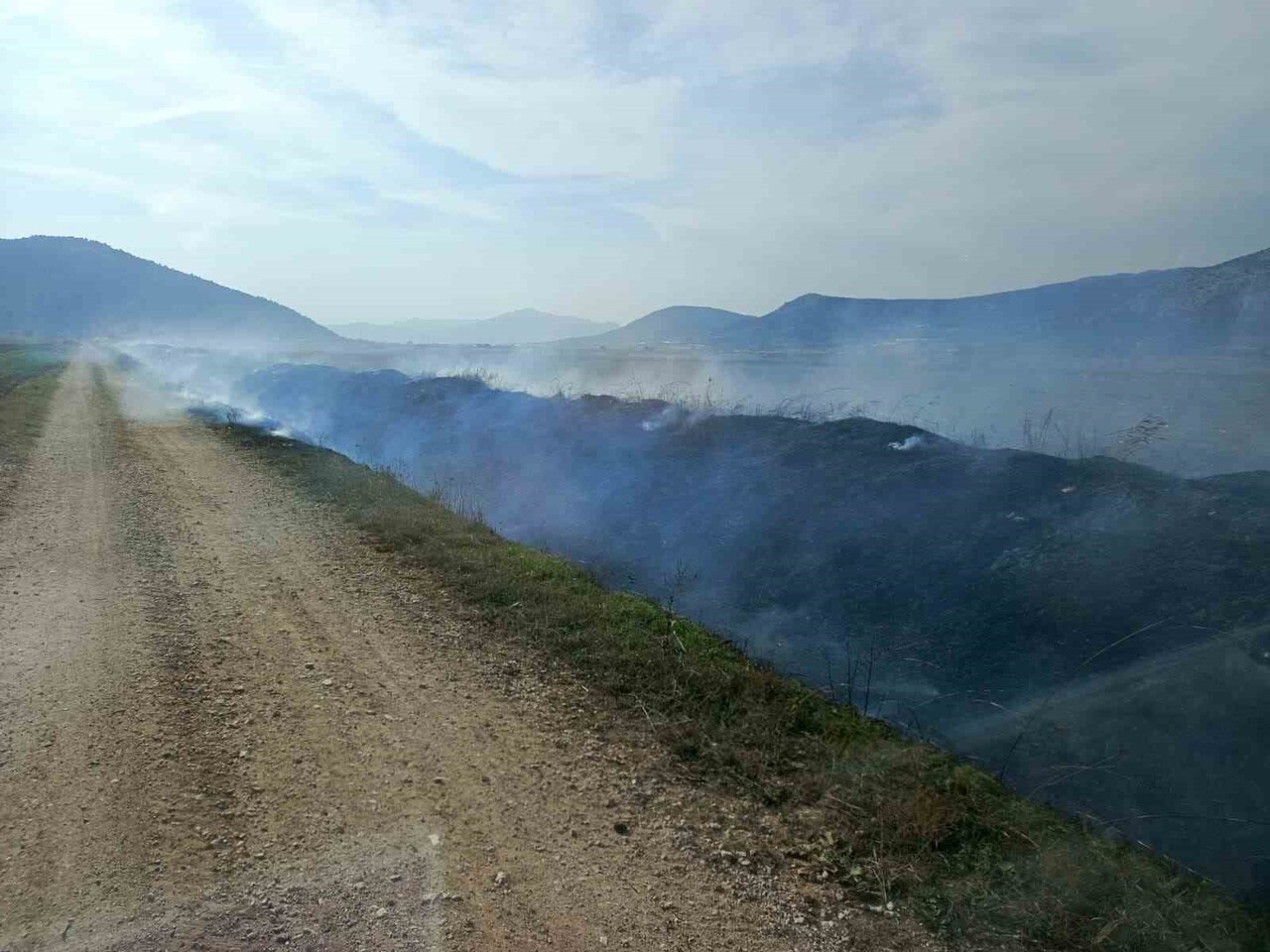 BURDUR'UN BUCAK İLÇESİNDE SAZLIK ALANDA ÇIKAN YANGIN İTFAİYE EKİPLERİ TARAFINDAN...