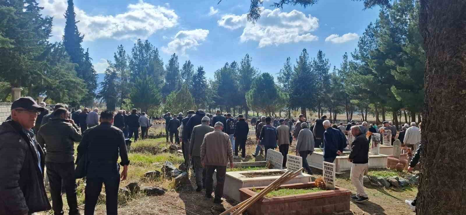 BURDUR'UN YEŞİLOVA İLÇESİNDE ÇIKAN YANGINDA HAYATINI KAYBEDEN YAŞLI KARI KOCA KILINAN CENAZE...