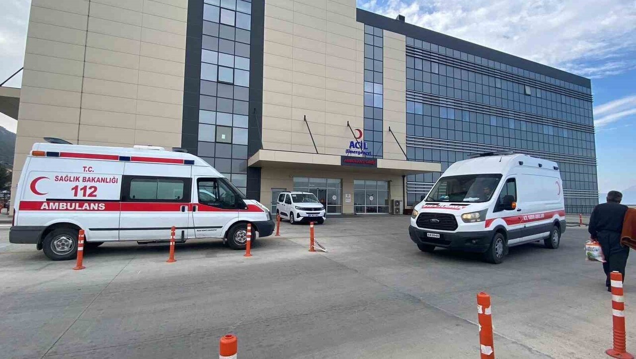 BURDUR’DA BİR ÖZEL OKULDA DÜN ÖĞLE YEMEĞİNDEN ZEHİRLENDİĞİ DÜŞÜNÜLEN 33 ÖĞRENCİ VE 1 ÖĞRETMEN...