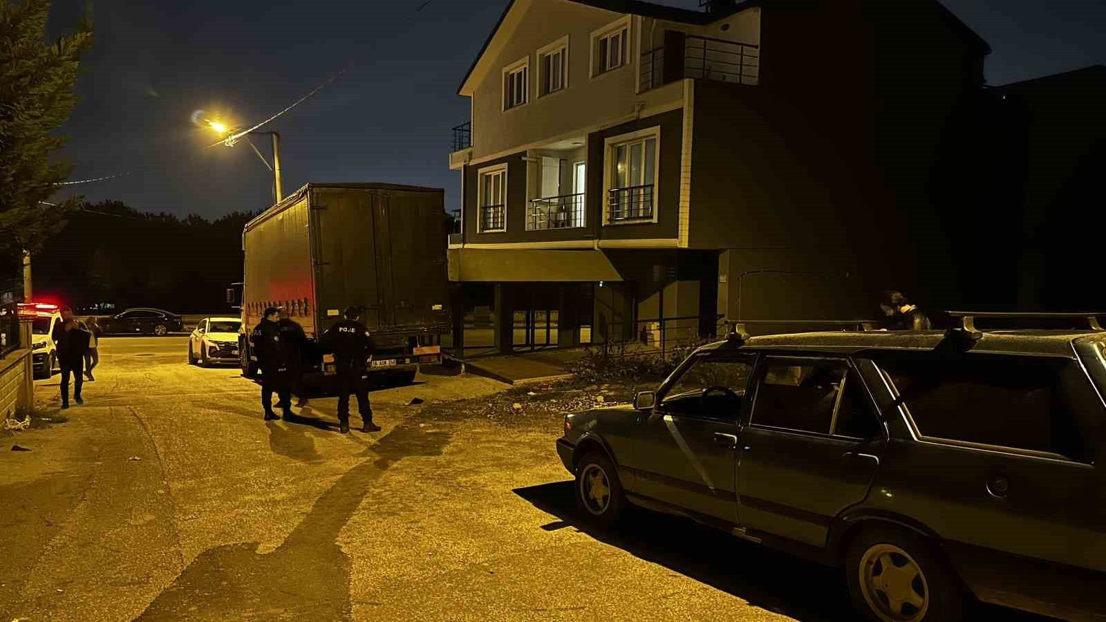 BURSA'DA AKILALMAZ OLAY : PARK YERİ YÜZÜNDEN KOMŞUSUNU SİLAHLA VURARAK AĞIR YARALADI