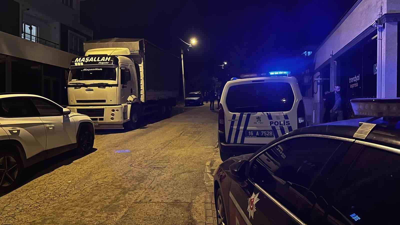 BURSA'DA AKILALMAZ OLAY : PARK YERİ YÜZÜNDEN KOMŞUSUNU SİLAHLA VURARAK AĞIR YARALADI