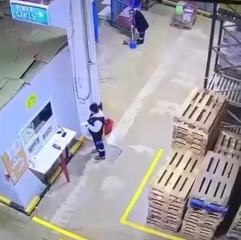 BURSA'DA FORKLİFT TARAFINDAN ÜST ÜSTE DENGESİZ YERLEŞTİRİLEN PALETLER, DEVRİLDİ. O ESNADA...