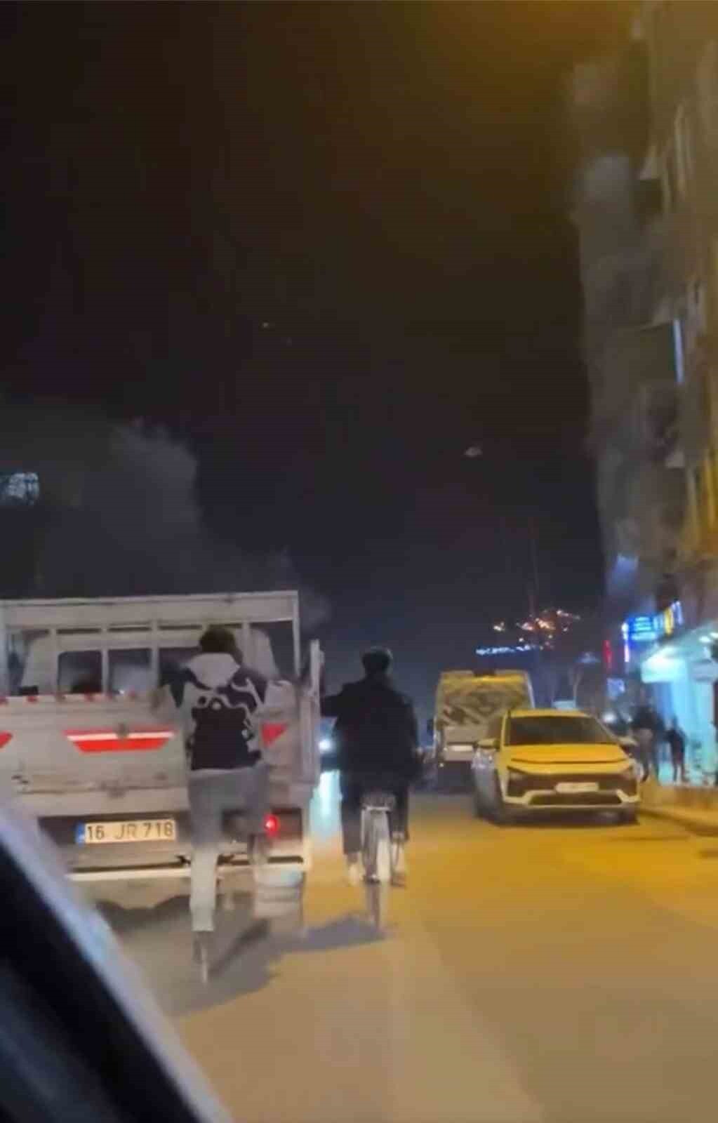 BURSA'DA GENÇLERİN TEHLİKELİ YOLCULUĞU KAMERADA