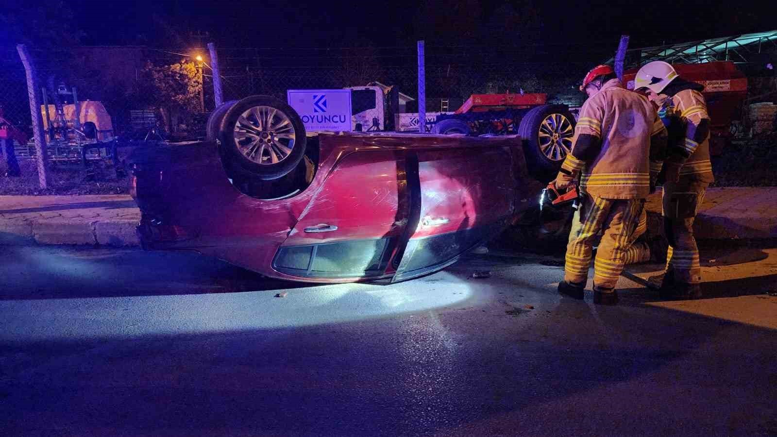 BURSA'DA HIZLA GELEN OTOMOBİL, AYNI İSTİKAMETTEKİ KAMYONETE ÇARPMASI SONUCU ORTALIK SAVAŞ ALINANA...