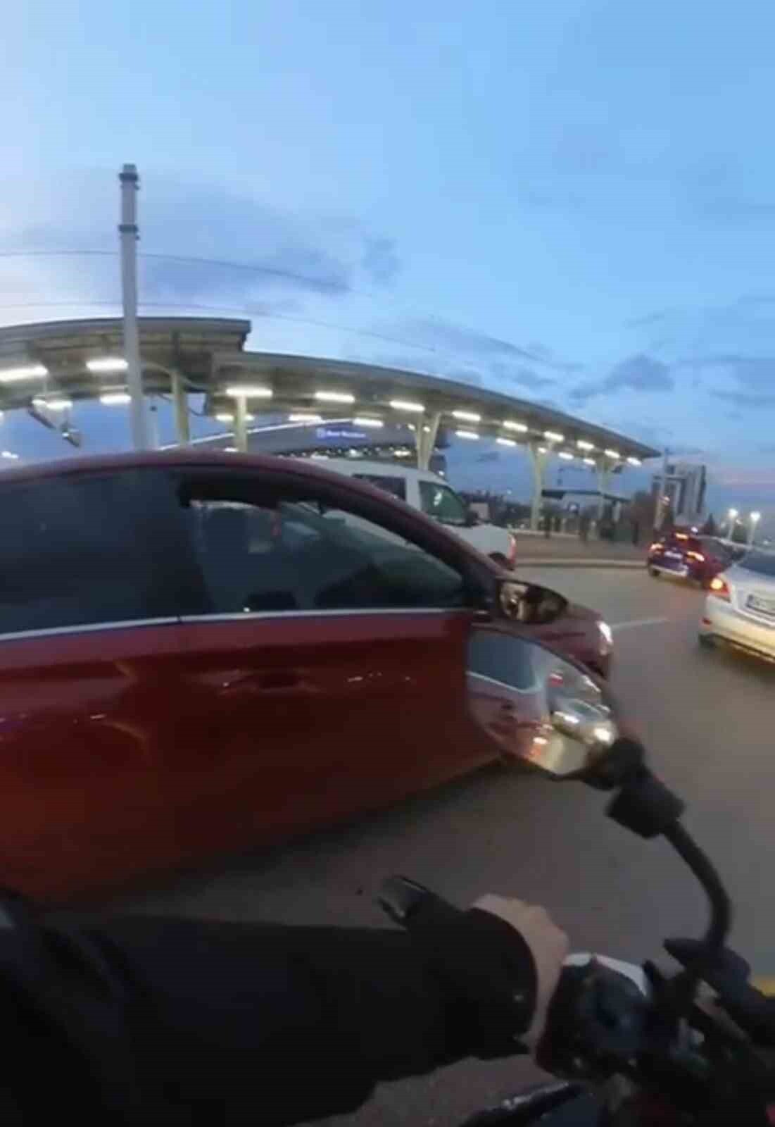 BURSA'DA KADIN SÜRÜCÜLER ARASINDA YOL VERME KAVGASI