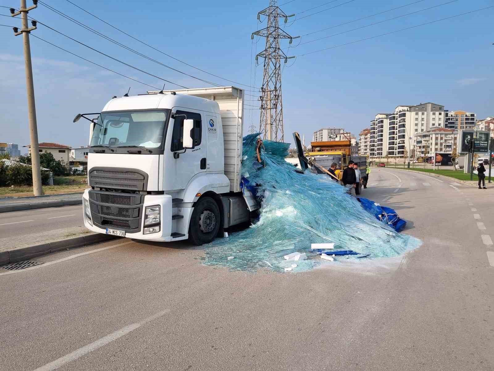 BURSA'DA KAMYONETİN KASASINDA BULUNAN TONLARCA, CAM YOLA SAÇILDI. O ESNADA BİR ARACIN YANINDAN...