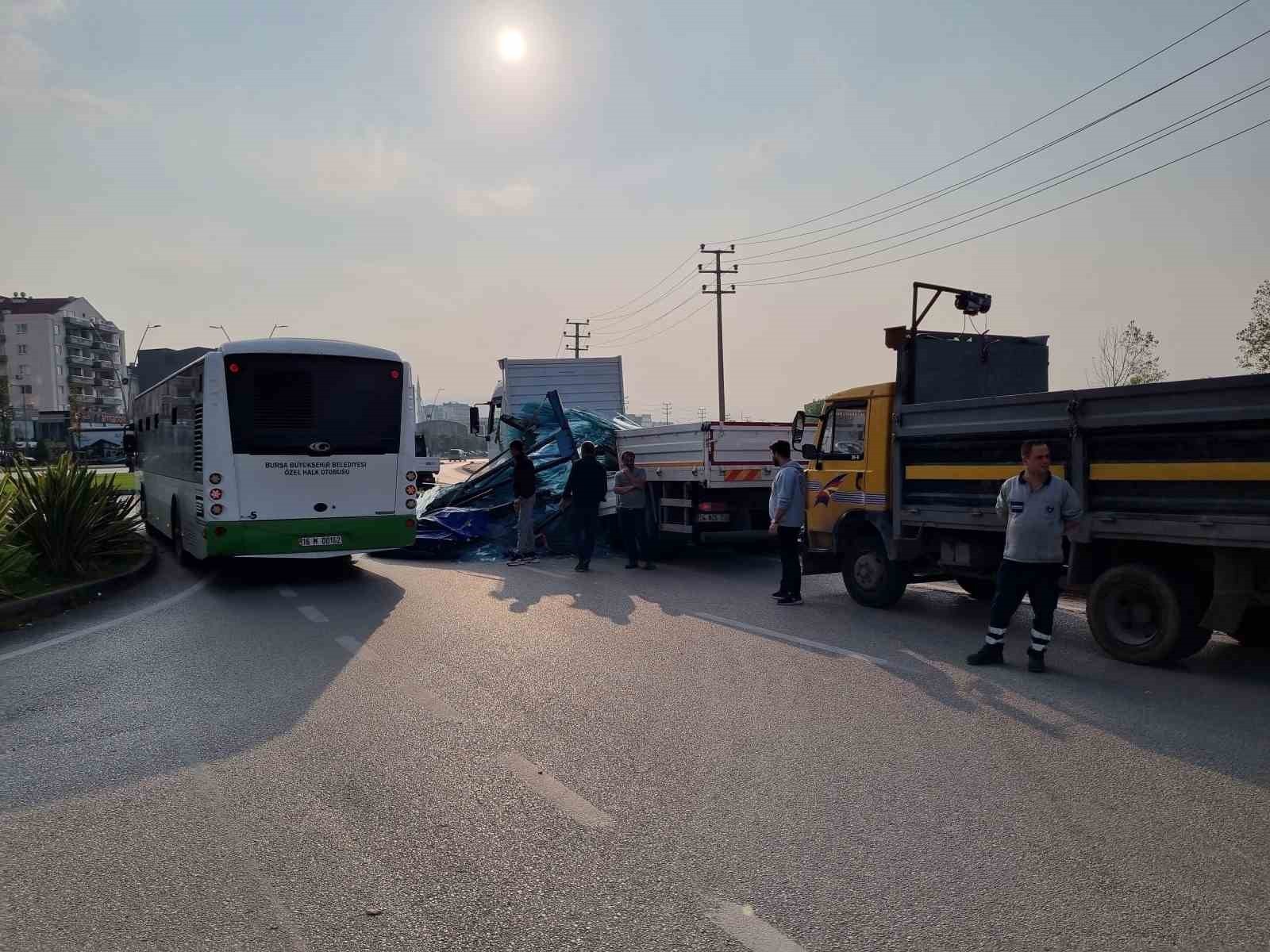 BURSA'DA KAMYONETİN KASASINDA BULUNAN TONLARCA, CAM YOLA SAÇILDI. O ESNADA BİR ARACIN YANINDAN...