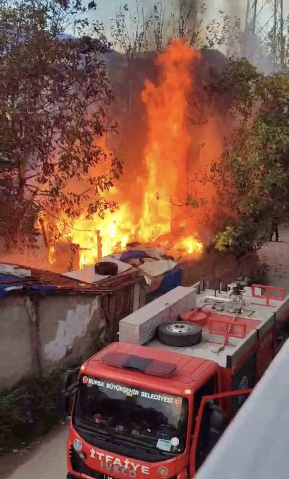 BURSA'DA MÜSTAKİL EVİN BAHÇESİNDE ÇIKAN YANGIN KORKUTTU