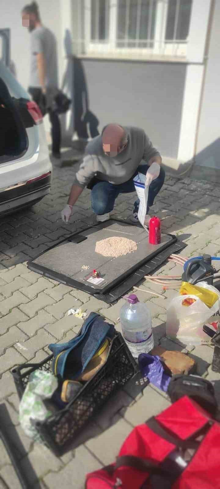 BURSA'DA POLİSİN ŞÜPHE ÜZERİNE DURDUĞU ARAÇTA, UYUŞTURUCU MADDE ÇIKTI