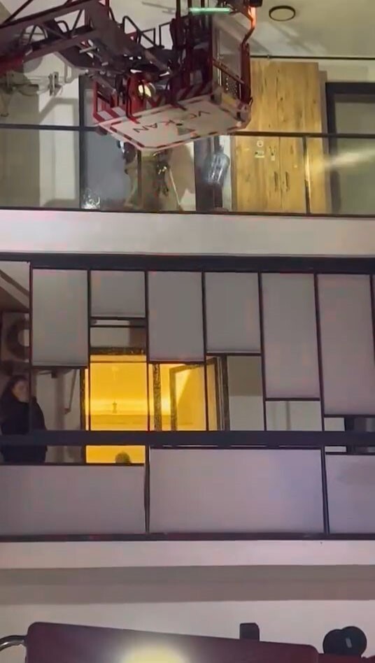 BURSA'DA SİNİR KRİZİ GEÇİREN KADIN, OTURDUĞU APARTMAN DAİRESİNİ ATEŞE VERMEK İSTEDİ. OLAY MÜDAHALE...