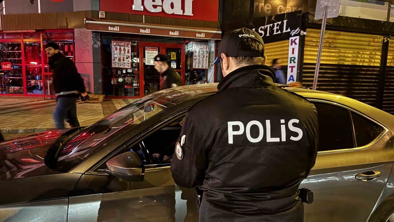 BURSA'DA YAPILAN GENİŞ KAPSAMLI ASAYİŞ UYGULAMASINDA BİNLERCE KİŞİ VE ARAÇ KONTROL EDİLDİ, 10...