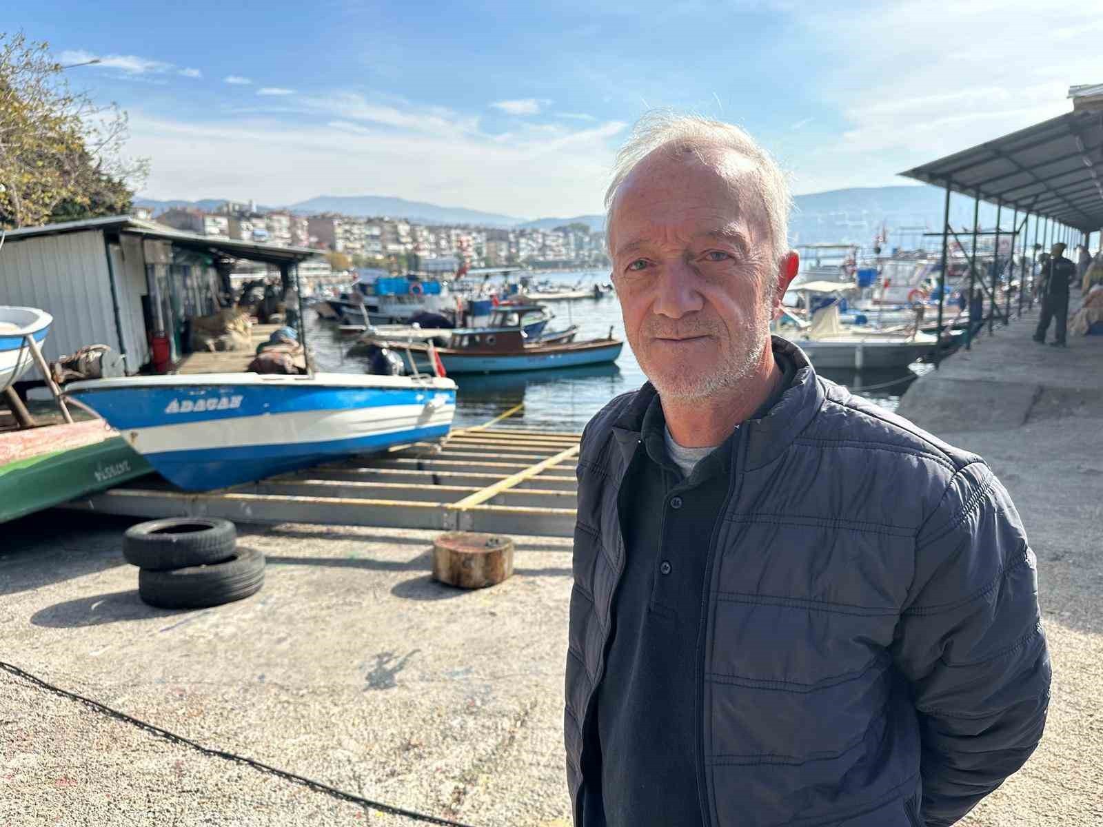 BURSA'NIN GEMLİK İLÇESİNDE BALIKÇILAR, BALIK AKIŞI OLMADIĞI İÇİN ŞİMDİLİK SEZONDAN BEKLEDİĞİNİ...