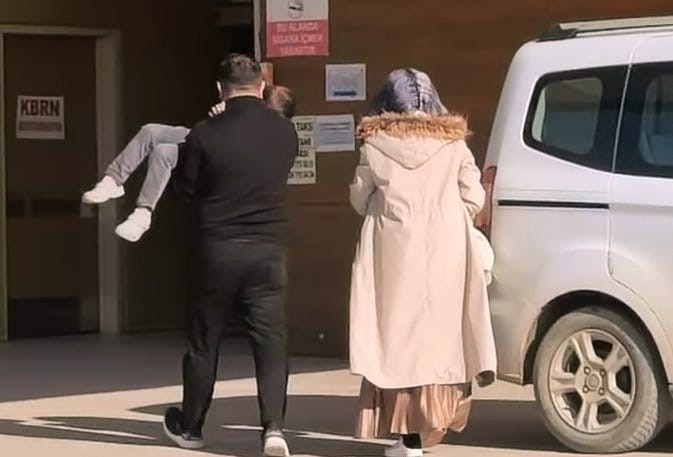 BURSA'NIN İNEGÖL İLÇESİNDE ÇAYDANLIKTAKİ SICAK SUYUN ÜZERİNE DEVRİLDİĞİ 5 YAŞINDAKİ ÇOCUK...