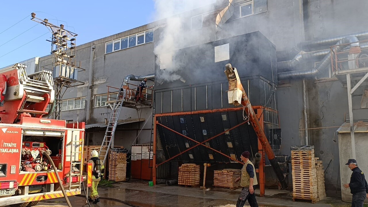 BURSA'NIN İNEGÖL İLÇESİNDE FAALİYET GÖSTEREN MOBİLYA FABRİKASINDA YANGIN ÇIKTI. YANGINDA BİR İŞÇİ...