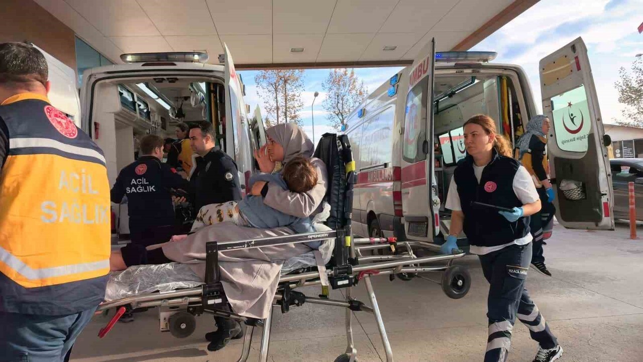 BURSA'NIN İNEGÖL İLÇESİNDE MEYDANA GELEN OLAYDA 3. KATIN BALKONUNDAN DÜŞEN ÇOCUK YARALANDI