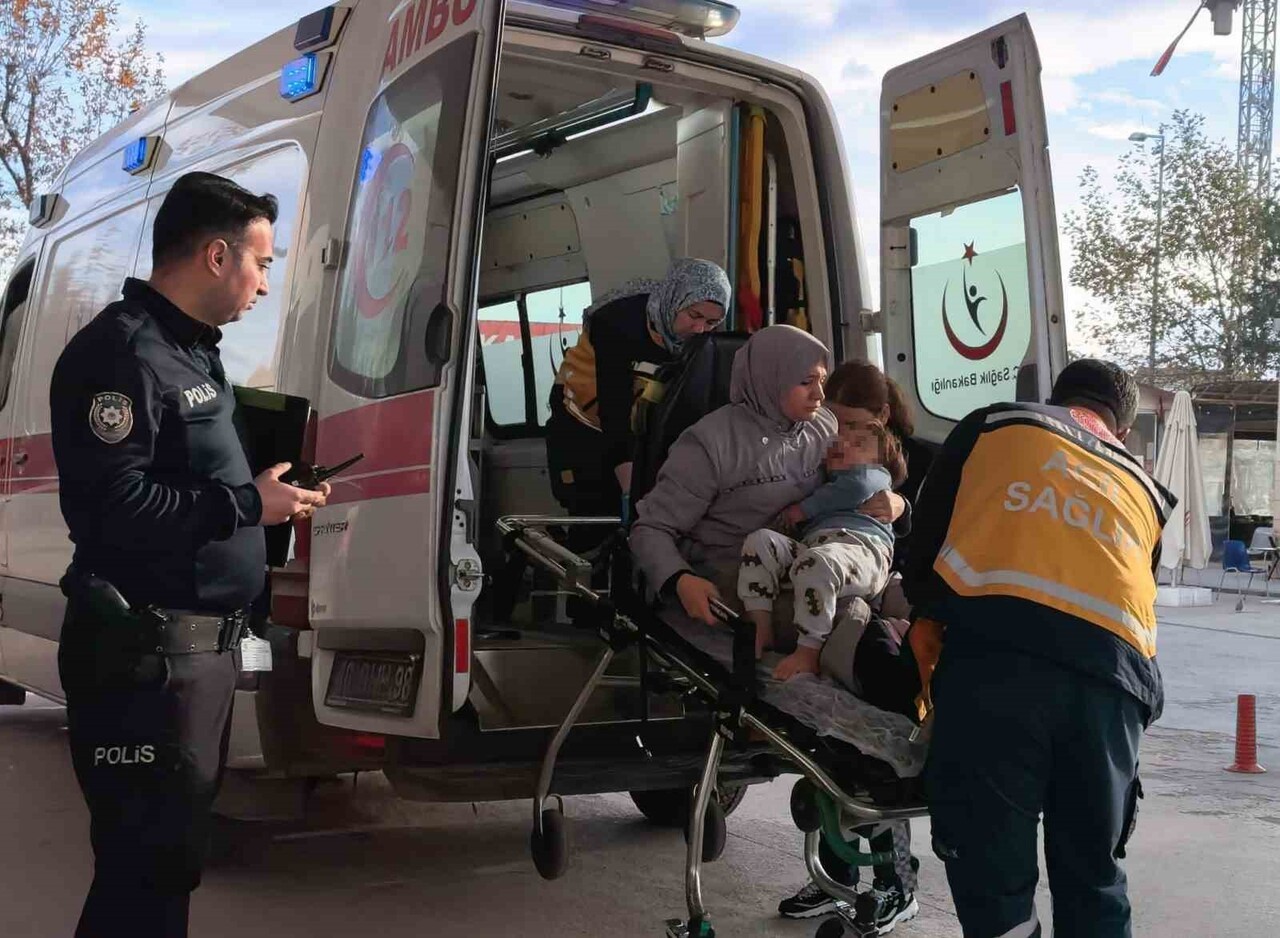 BURSA'NIN İNEGÖL İLÇESİNDE MEYDANA GELEN OLAYDA 3. KATIN BALKONUNDAN DÜŞEN ÇOCUK YARALANDI