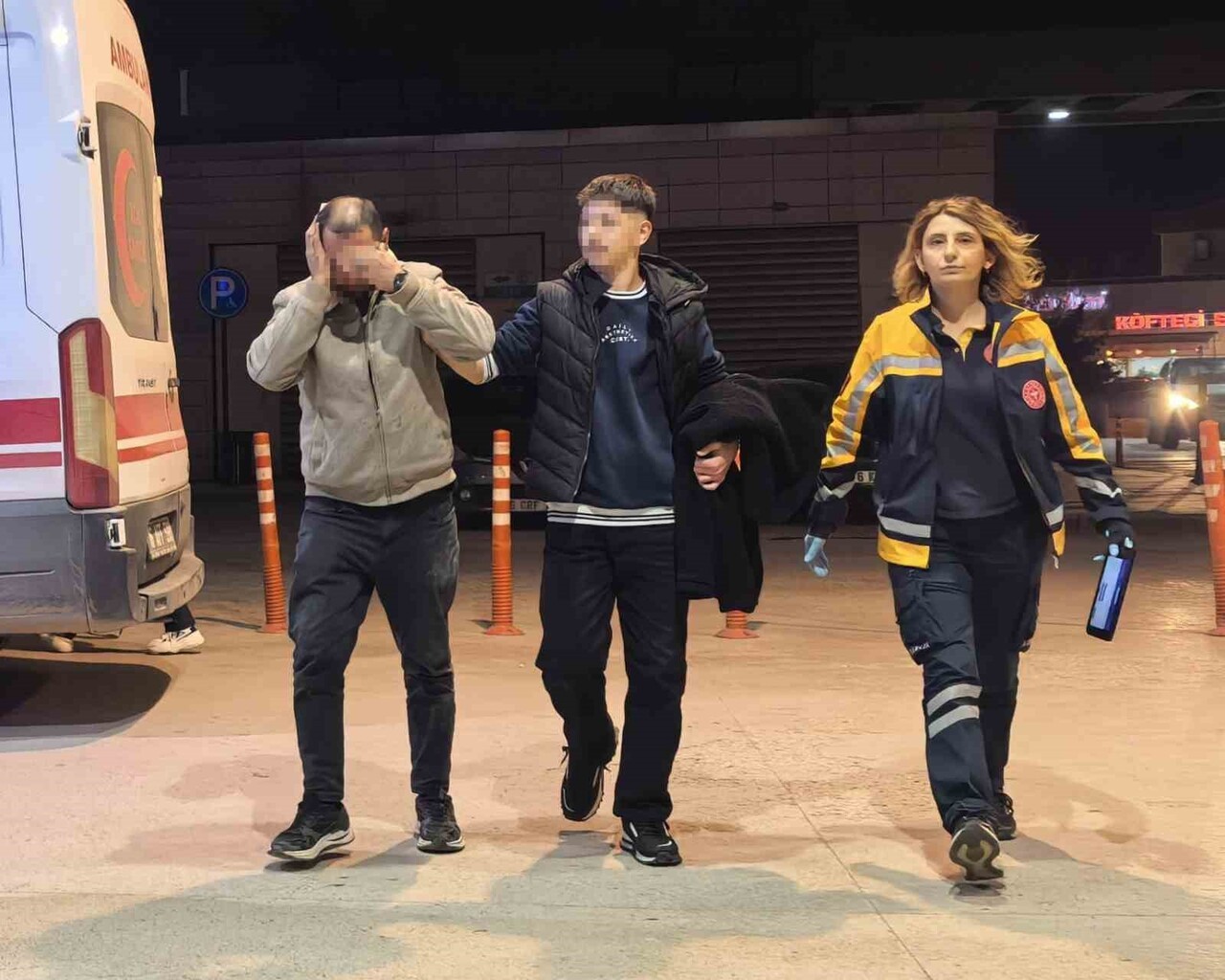 BURSA'NIN İNEGÖL İLÇESİNDE MEYDANA GELEN OLAYDA TAŞLARIN ÜZERİNE DÜŞEN ALKOLLÜ ŞAHSIN KULAĞI...