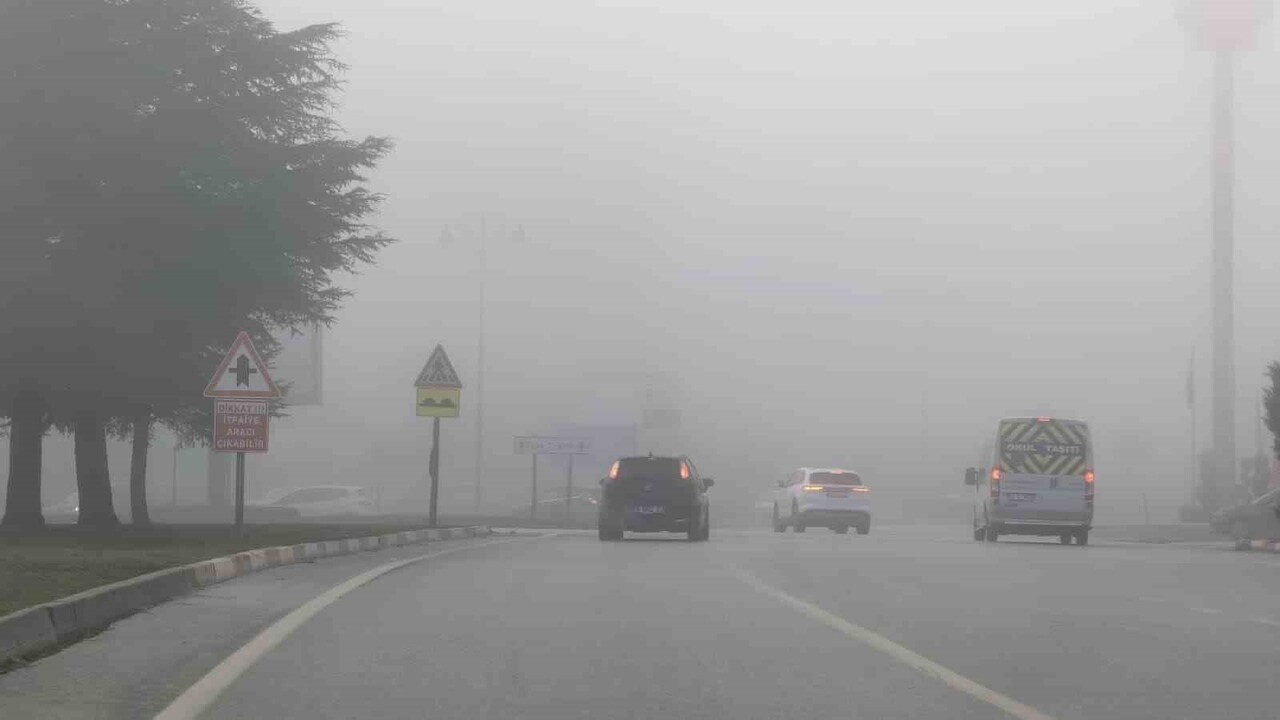 BURSA'NIN İNEGÖL İLÇESİNDE SABAHIN İLK SAATLERİNDEN İTİBAREN ETKİLİ OLAN YOĞUN SİS, YAŞAMI OLUMSUZ...