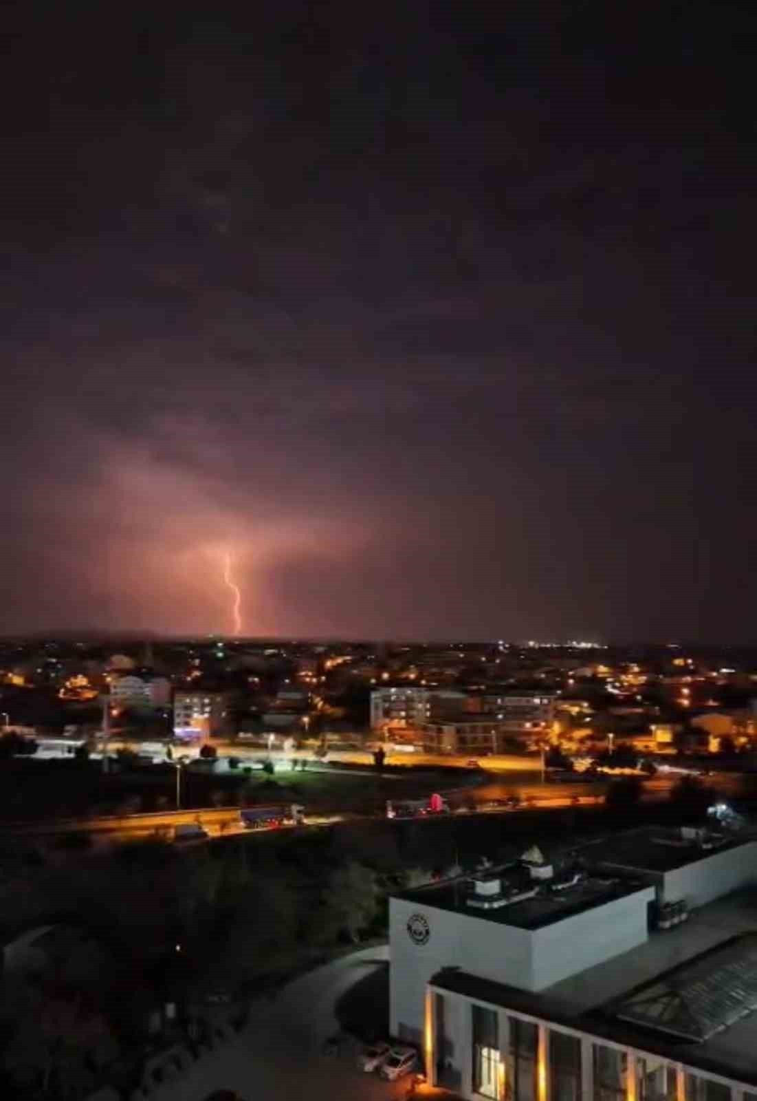 BURSA'NIN KARACABEY İLÇESİNDE AKŞAM SAATLERİNDE ART ARDA ÇAKAN YILDIRIMLAR GECEYİ GÜNDÜZE...