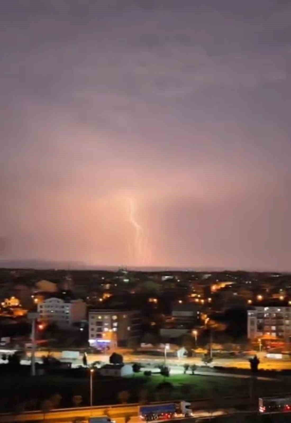 BURSA'NIN KARACABEY İLÇESİNDE AKŞAM SAATLERİNDE ART ARDA ÇAKAN YILDIRIMLAR GECEYİ GÜNDÜZE...