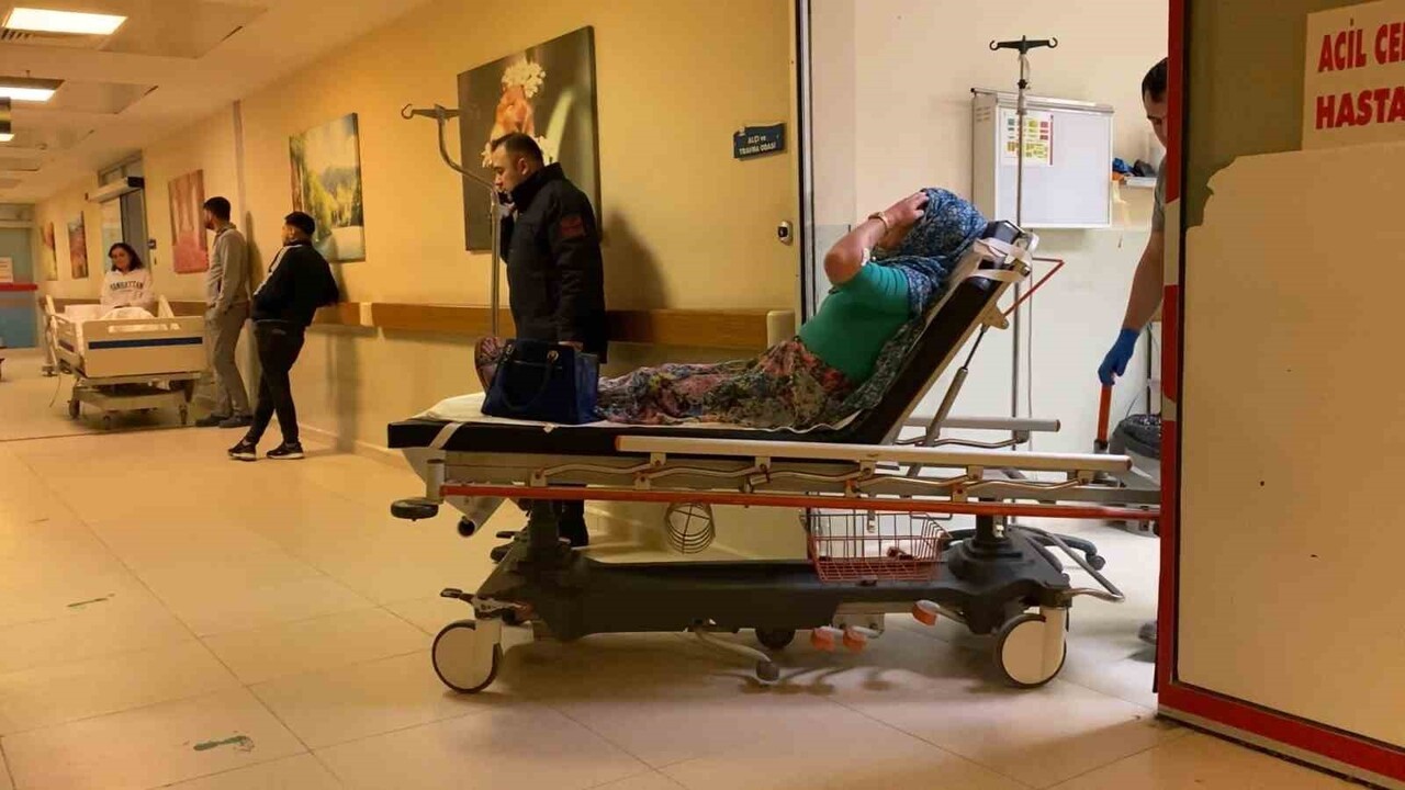 BURSA'NIN KESTEL İLÇESİNDE MEYDANA GELEN KAZADA LASTİĞİ PATLAYAN OTOMOBİL ŞARAMPOLE YUVARLANDI:...