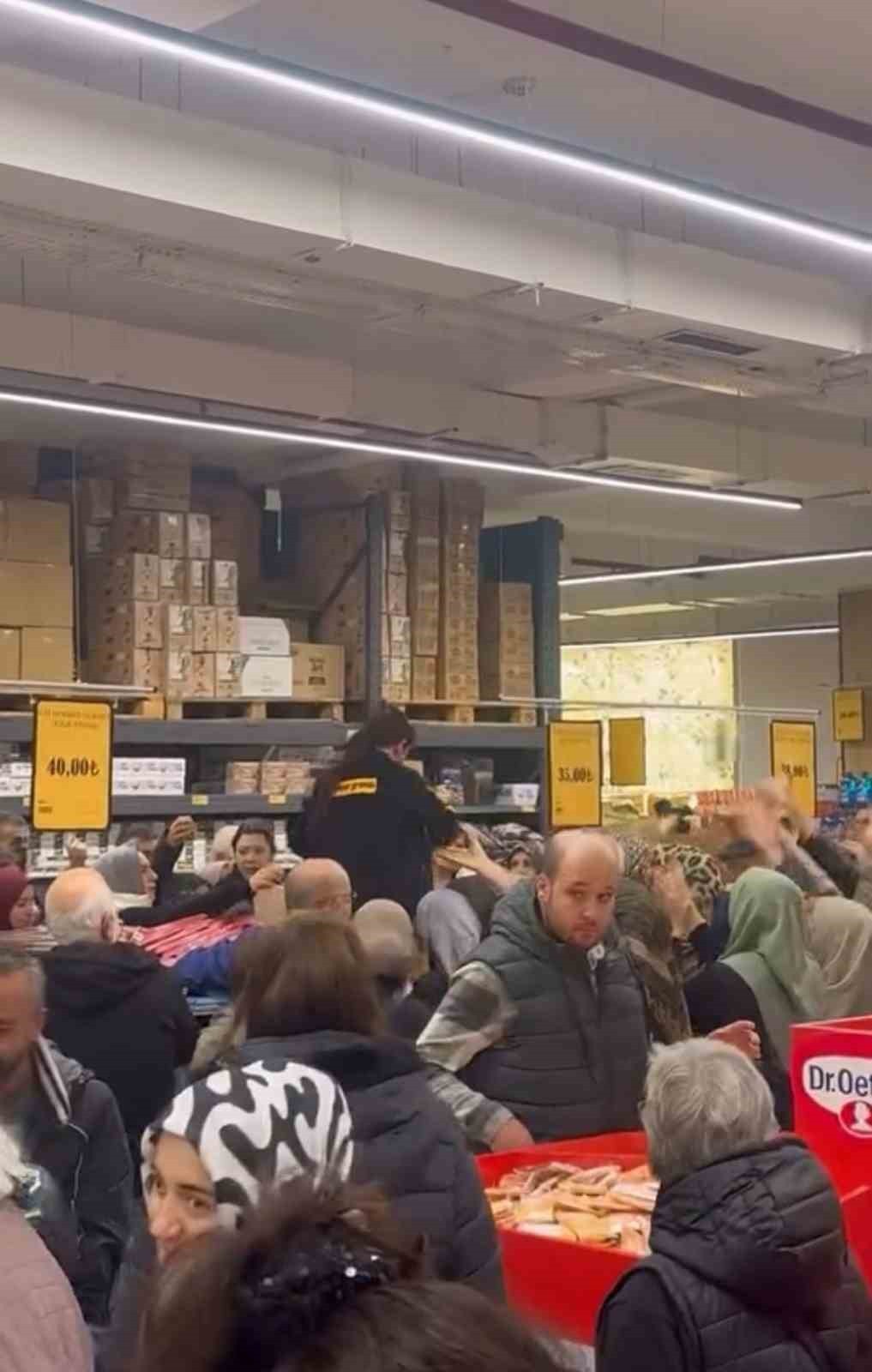 BURSA'NIN NİLÜFER İLÇESİNDE BİR SÜPERMARKETTE YAPILAN İNDİRİM KAMPANYASI, İZDİHAMA NEDEN...