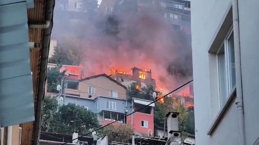 BURSA'NIN ULUDAĞ ETEKLERİNDE BULUNAN MOLLAFENARİ MAHALLESİNDEKİ 2 KATLI EVDE ÇIKAN YANGINI...