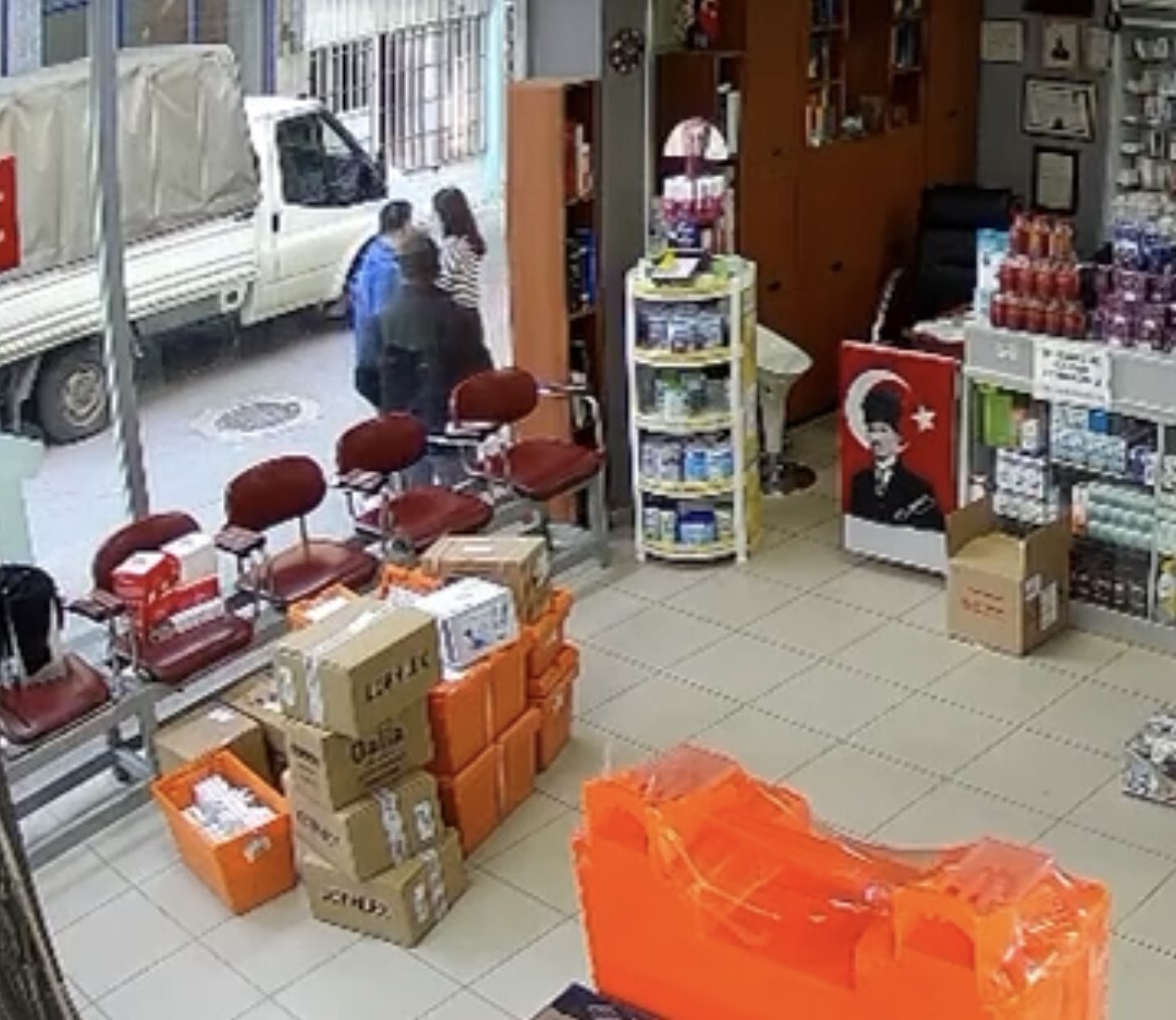 BURSA'NIN YILDIRIM İLÇESİNDE ECZANE ÇALIŞANI GENÇ KADIN, HAVA ALMAK İÇİN DIŞARI ÇIKTIĞI SIRADA...