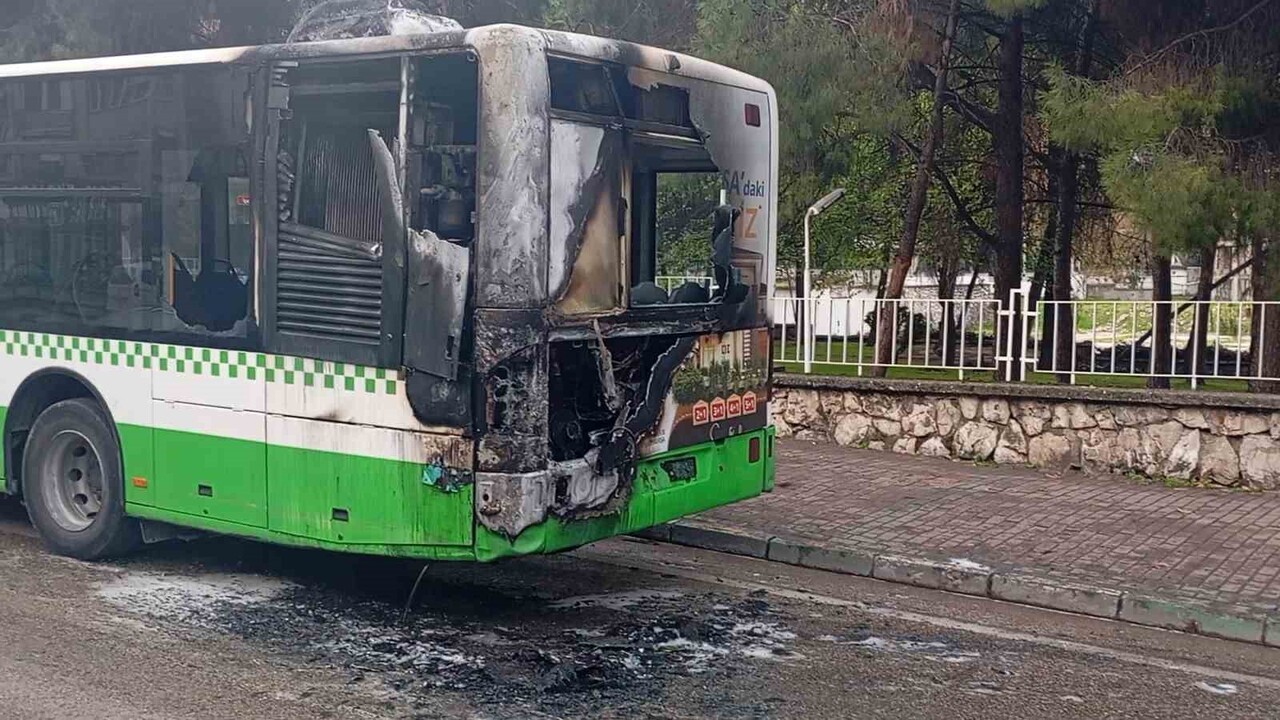 BURSA’DA, 8-D HATTINDA İŞLEYEN BİR BELEDİYE OTOBÜSÜNDE, MOTOR KISMINDAN ÇIKAN YANGIN PANİĞE NEDEN...