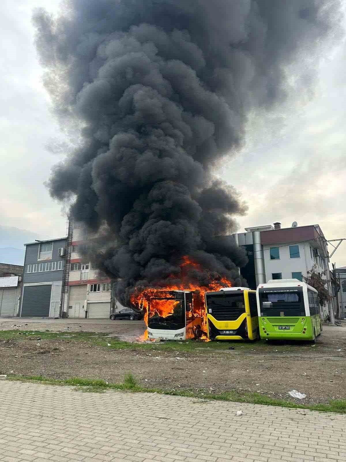 BURSA’DA BAKIM İÇİN BIRAKILAN OTOBÜSLER, ALEV TOPUNA DÖNDÜ. İTFAİYE EKİPLERİ SÖNDÜRMEK İÇİN BÜYÜK...