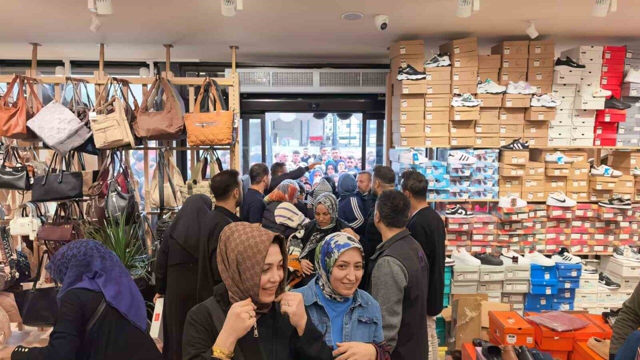 BURSA’NIN İNEGÖL İLÇESİNDEKİ MAĞAZA, AÇILIŞA ÖZEL ÜRÜNLERİ 10 LİRADAN SATIŞA SUNDUĞUNU DUYAN...